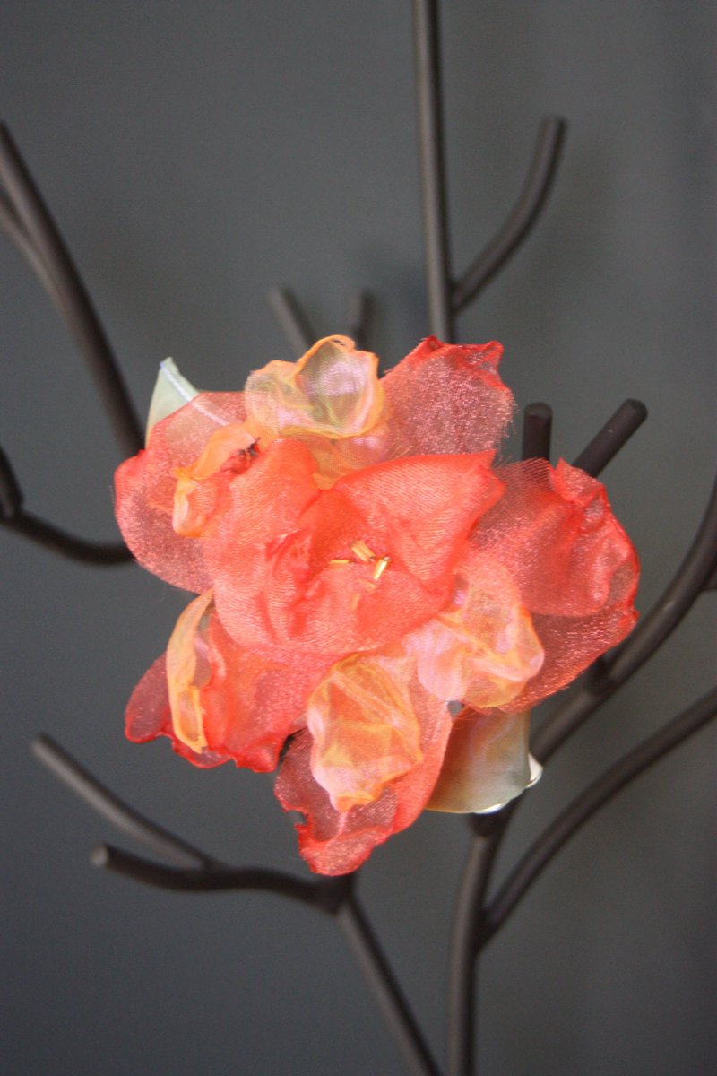 skimperscamp's tweet photo. Excited to share the latest addition to my #etsy shop: Gorgeous burnt orange organza flower on an alligator clip https://t.co/392TnoWsDd #organza #hairclip #accessory #green #bead #glassbeads #alligatorcip #wireedgedribbon #ellaurinslair https://t.co/Nnjs9yCd9J
