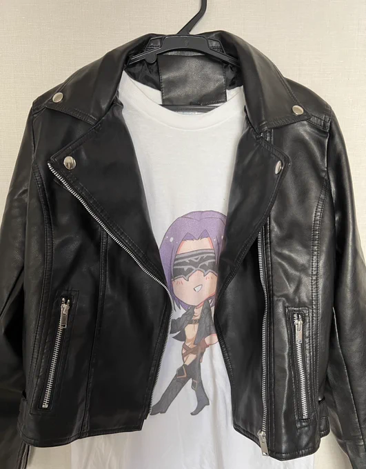ライダースジャケット届いたーーーー!!サイズもちょうどいいし着ると裾がちょうど純さんくらいやっべぇ…………純さんだ…………(落ち着け)中にTシャツ着るとちょうどいい………… 
