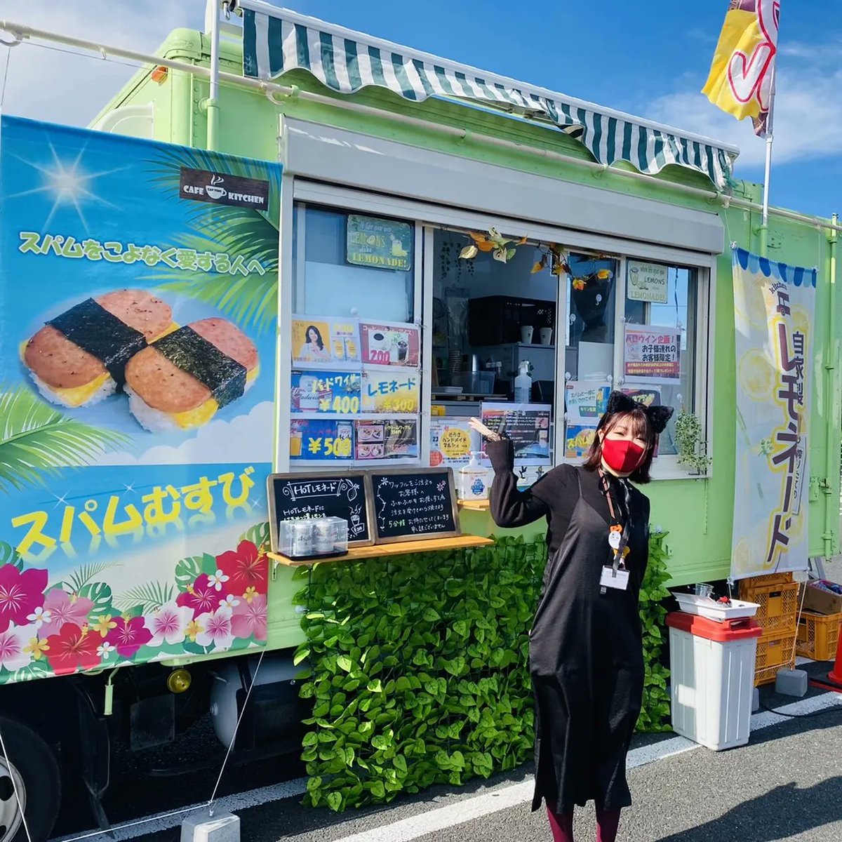 gaptime22's tweet photo. 今日は匝瑳市の匝りの里様に出店しております!
ハロウィン🎃イベントでスタッフさん😀も黒猫ちゃんでお出迎え!隣は焼鳥ＰＯＰＯさんの焼鳥お待ちかね!
その隣は匝瑳市青年部の白たい焼き!カボチャだ!うま～い!モッチモチ!
お近くに来ましたら是非ご来店下さい!お待ちしております!😊 https://t.co/JGo7PjSH0L