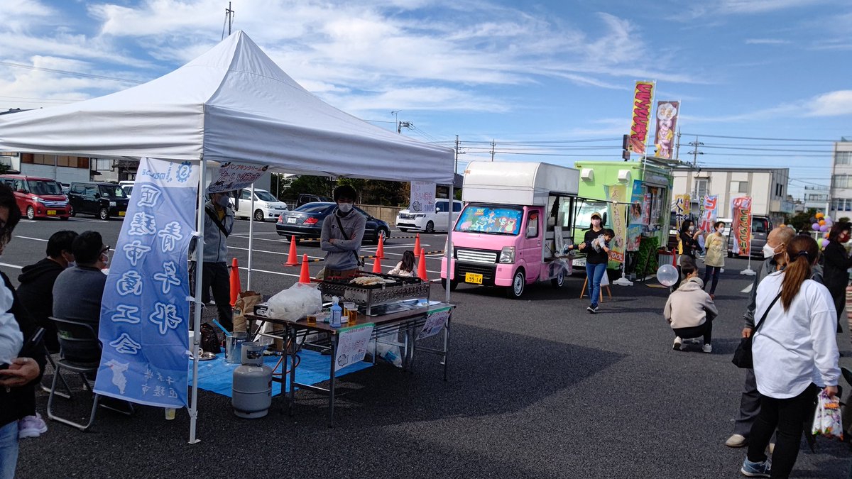 gaptime22's tweet photo. 今日は匝瑳市の匝りの里様に出店しております!
ハロウィン🎃イベントでスタッフさん😀も黒猫ちゃんでお出迎え!隣は焼鳥ＰＯＰＯさんの焼鳥お待ちかね!
その隣は匝瑳市青年部の白たい焼き!カボチャだ!うま～い!モッチモチ!
お近くに来ましたら是非ご来店下さい!お待ちしております!😊 https://t.co/JGo7PjSH0L