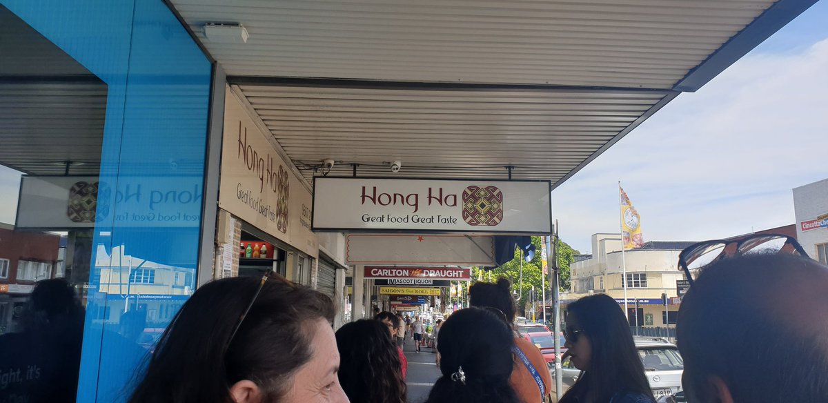 pants_yogi's tweet photo. 日曜日のランチタイムど真ん中に行ったから40分並びました😂
Crispy pork roll美味しい😋
#HongHa https://t.co/QoCM5PSx7G
