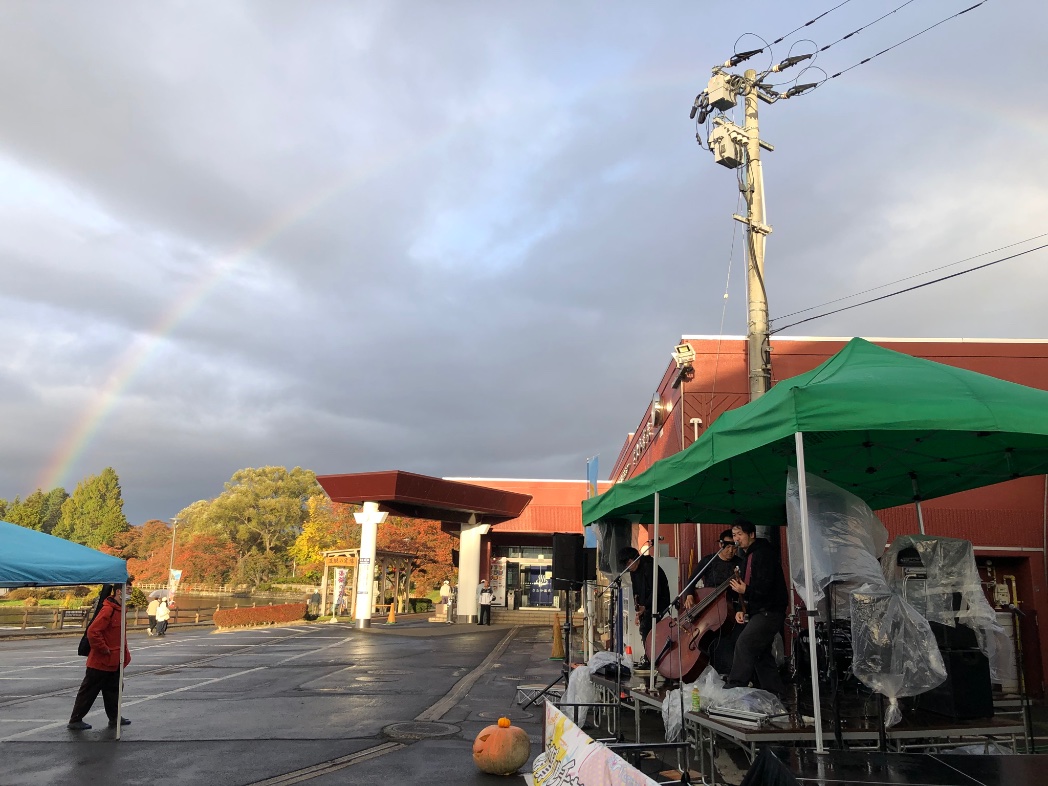 ebibass's tweet photo. DEVZ -2022-10-29 猿賀公園
初日ラスボス降雨セッティングと急遽タープ設置
子供らも狂喜乱舞する極悪ツインベースサウンド
ヨメ歓喜2ステージ連続梅dr
虹をも出現させるタイガ氏の咆哮
『音楽は楽しんでなんぼだと思います。以上!』
ラストmarijua
#DEVZ #猿賀ルチャー #虹
https://t.co/IsGwxoA0TD https://t.co/sKF5s7Md41