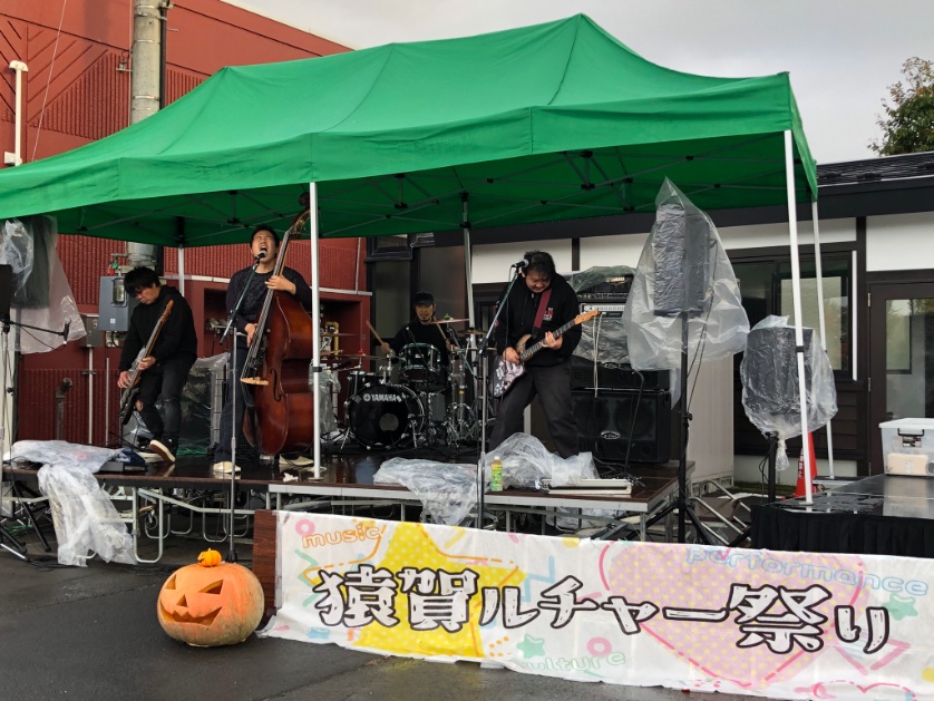 ebibass's tweet photo. DEVZ -2022-10-29 猿賀公園
初日ラスボス降雨セッティングと急遽タープ設置
子供らも狂喜乱舞する極悪ツインベースサウンド
ヨメ歓喜2ステージ連続梅dr
虹をも出現させるタイガ氏の咆哮
『音楽は楽しんでなんぼだと思います。以上!』
ラストmarijua
#DEVZ #猿賀ルチャー #虹
https://t.co/IsGwxoA0TD https://t.co/sKF5s7Md41