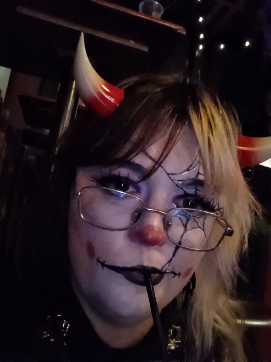 RoboUshi's tweet photo. Goblin clown time #clowngirl #clownmakeup #spider #gothgirl #party #funniest # https://t.co/LVqCVkrN0z