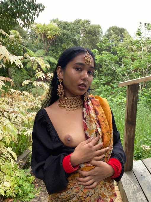 Guess who uploaded Diwali content in a saree hehehe  https://t.co/tQ6ZkQu1d2  #nsfw https://t.co/9Ai<a href="/tag/nsfw"class="tags"><span>#nsfw</span></a>