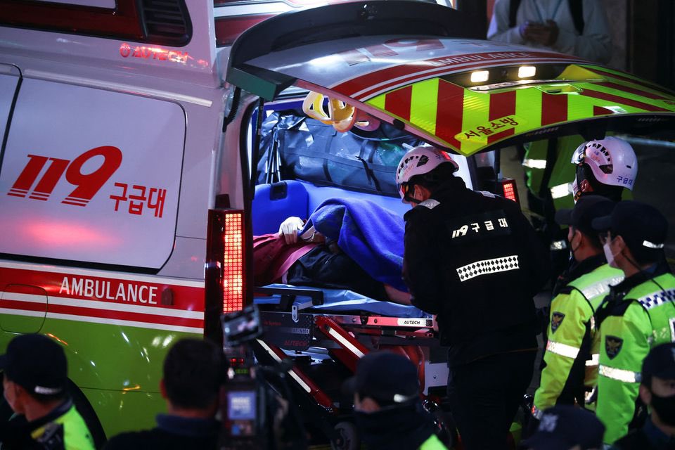 NarasiNewsroom's tweet photo. Hingga Minggu (30/10/2022) pagi, dilaporkan setidaknya 146 orang tewas dalam insiden malam Halloween di Itaewon, Seoul, Korea Selatan. Tragedi ini terjadi akibat warga berdesakan di malam perayaan Halloween di kawasan elit Seoul itu. 

| Narasi Daily 

📸: Reuters https://t.co/66uFhqYDns