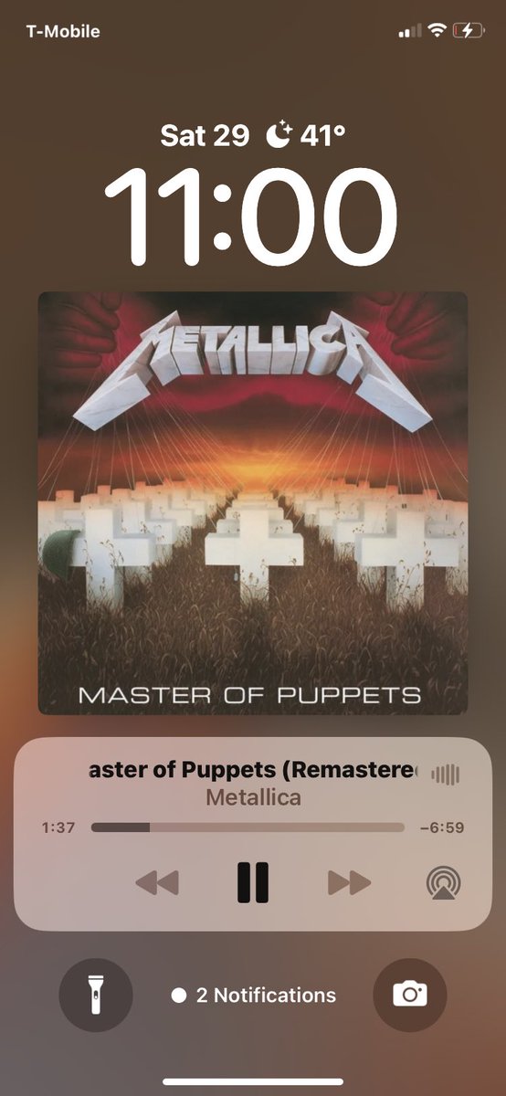 hvrrigtns's tweet photo. ? why are my phone and eddie connected ? https://t.co/oqrSPHX6hQ