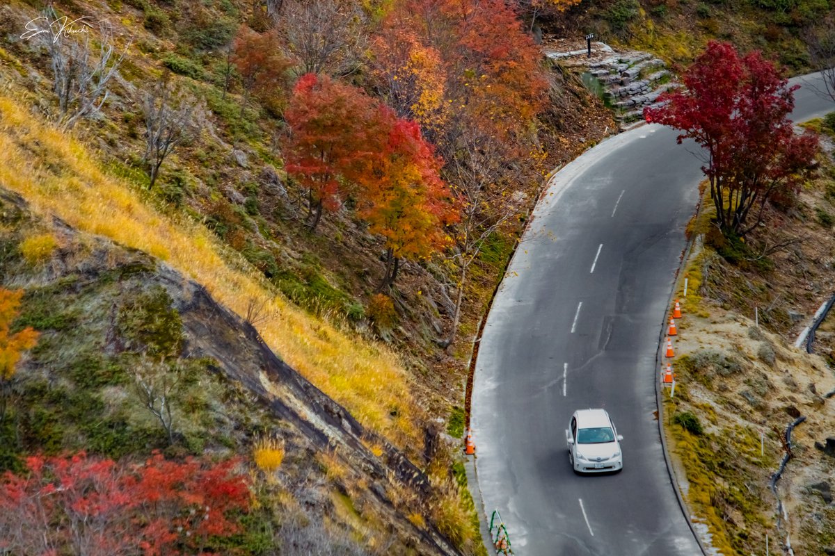 emin_kiss's tweet photo. Autumn Drive🍁🚘
── 2022/10/27 photographing ──
#北海道 #登別 #登別温泉 #大湯沼
#秋 #紅葉 #車 #ドライブ
#canoneoskissx10 #canoneos #canon #canonphotography #canoncamera #emin_kiss #japan #hokkaido #landscape #noboribetsu
#autumn #autumnaltints #car #drive https://t.co/9gusduEce5