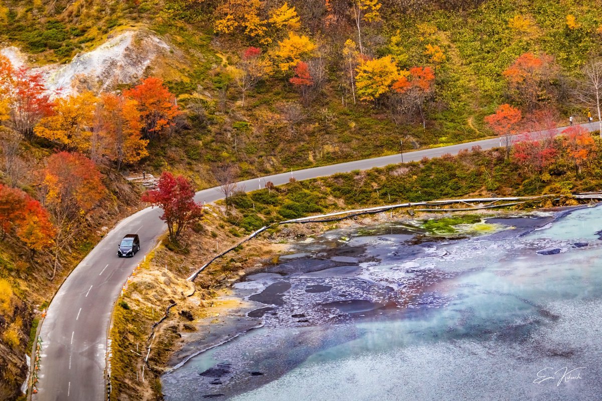 emin_kiss's tweet photo. Autumn Drive🍁🚘
── 2022/10/27 photographing ──
#北海道 #登別 #登別温泉 #大湯沼
#秋 #紅葉 #車 #ドライブ
#canoneoskissx10 #canoneos #canon #canonphotography #canoncamera #emin_kiss #japan #hokkaido #landscape #noboribetsu
#autumn #autumnaltints #car #drive https://t.co/9gusduEce5