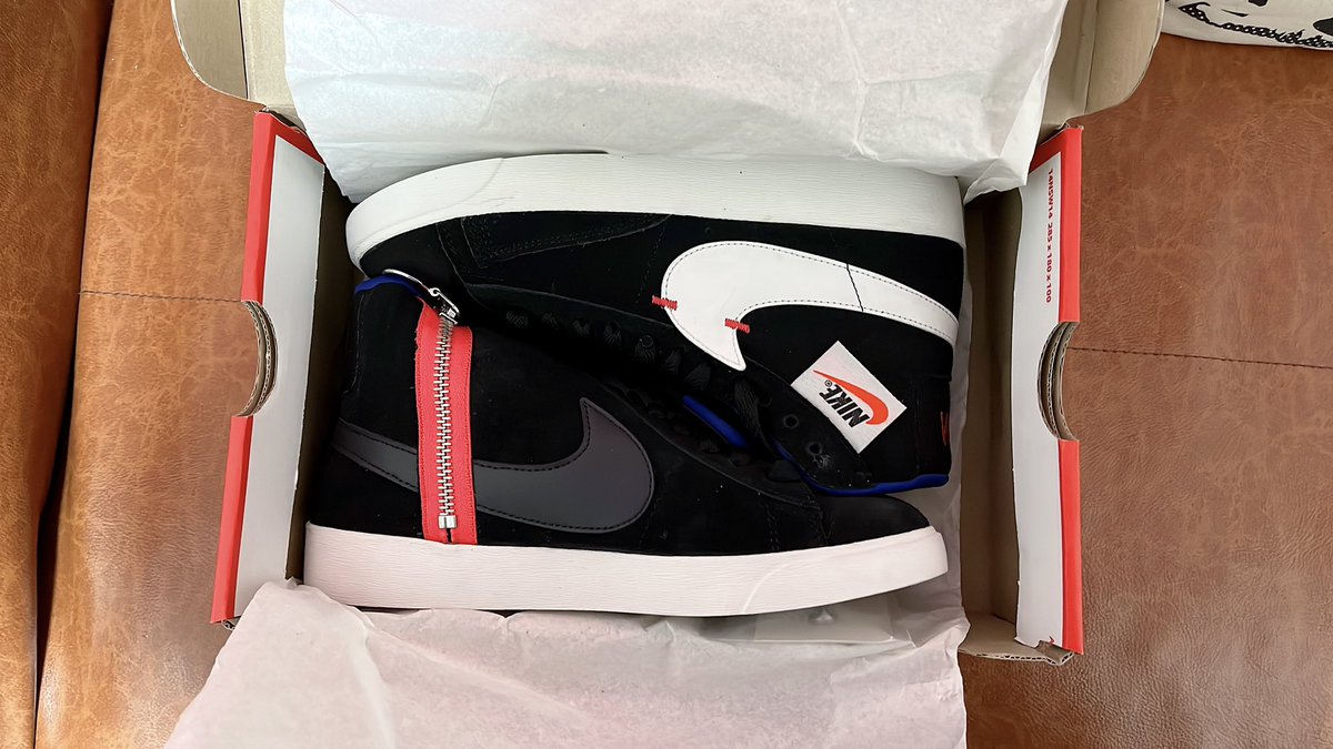 marble_livelife's tweet photo. NIKE ブレーザー ミッド レベル 👟
自分誕生日に
ドクターマーチンブーツと
春ぐらいに購入したけど
やっと履く機会が出来たので
今日はこちらを履いてお出かけ🎵
赤ジッパーが可愛いぃ❤️
猫は箱に入ります🐈⬛💨
行ってきますー👩🏻🦋✨
#micco_drops
#nike #blazer
#blazermid
#nikeblazermid #猫 https://t.co/vEQgDGpKtB