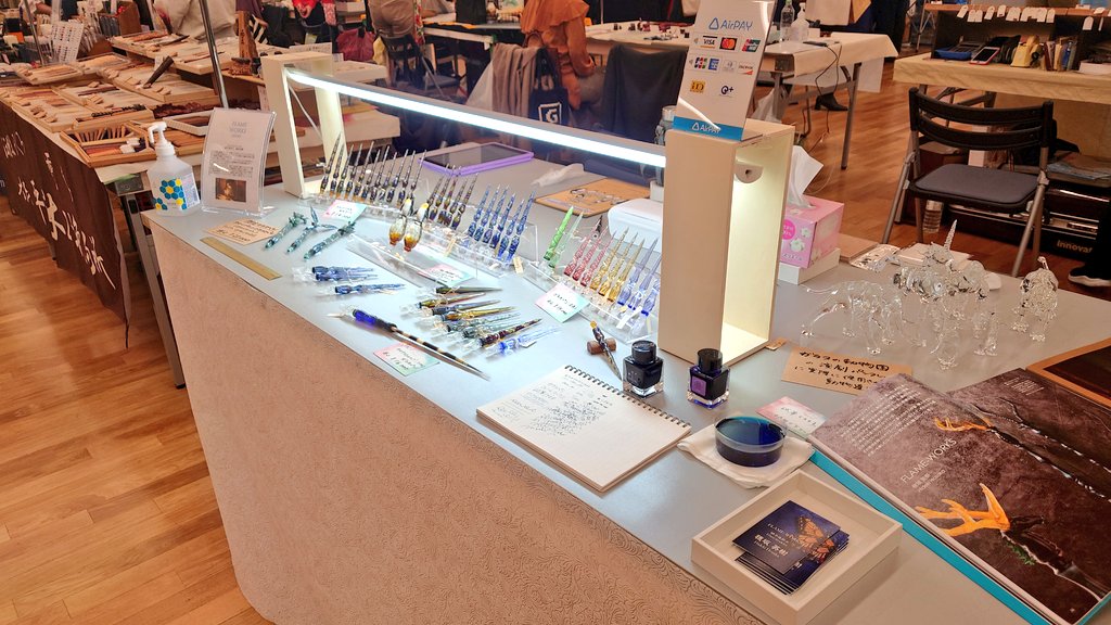 flame_works's tweet photo. 東京インターナショナルペンショーも本日最終日!
ステンドグラスガラスペンの青バージョンがわりと人気の様です。
自分の場合は実物を見て買える数少ないイベントです。
昨日から試筆も出来るようにしました。
#東京インターナショナルペンショー2022 #TIPS2022 https://t.co/wkh4wovpOQ