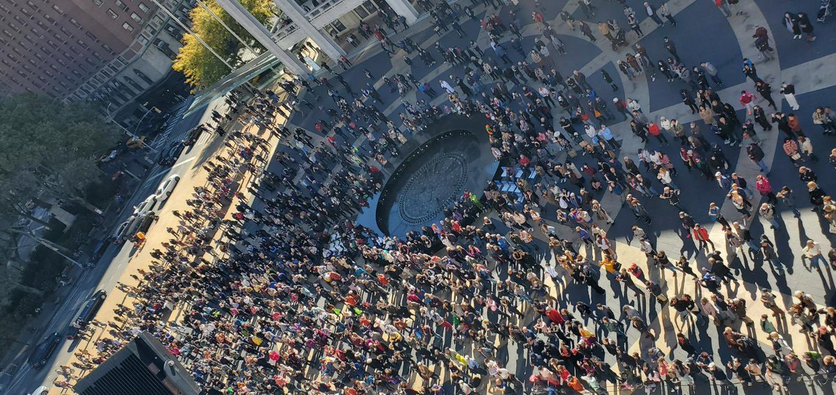 BANDALOOP (@bandalooping) on Twitter photo Well we’d call that a success?! New York City we ❤️ you!
📍 <a href="/LincolnCenter/">Lincoln Center 🪩</a>
🔗 lincolncenter.org/venue/david-ge… Well we’d call that a success?! New York City we ❤️ you!
📍 <a href="/LincolnCenter/">Lincoln Center 🪩</a>
🔗 lincolncenter.org/venue/david-ge…