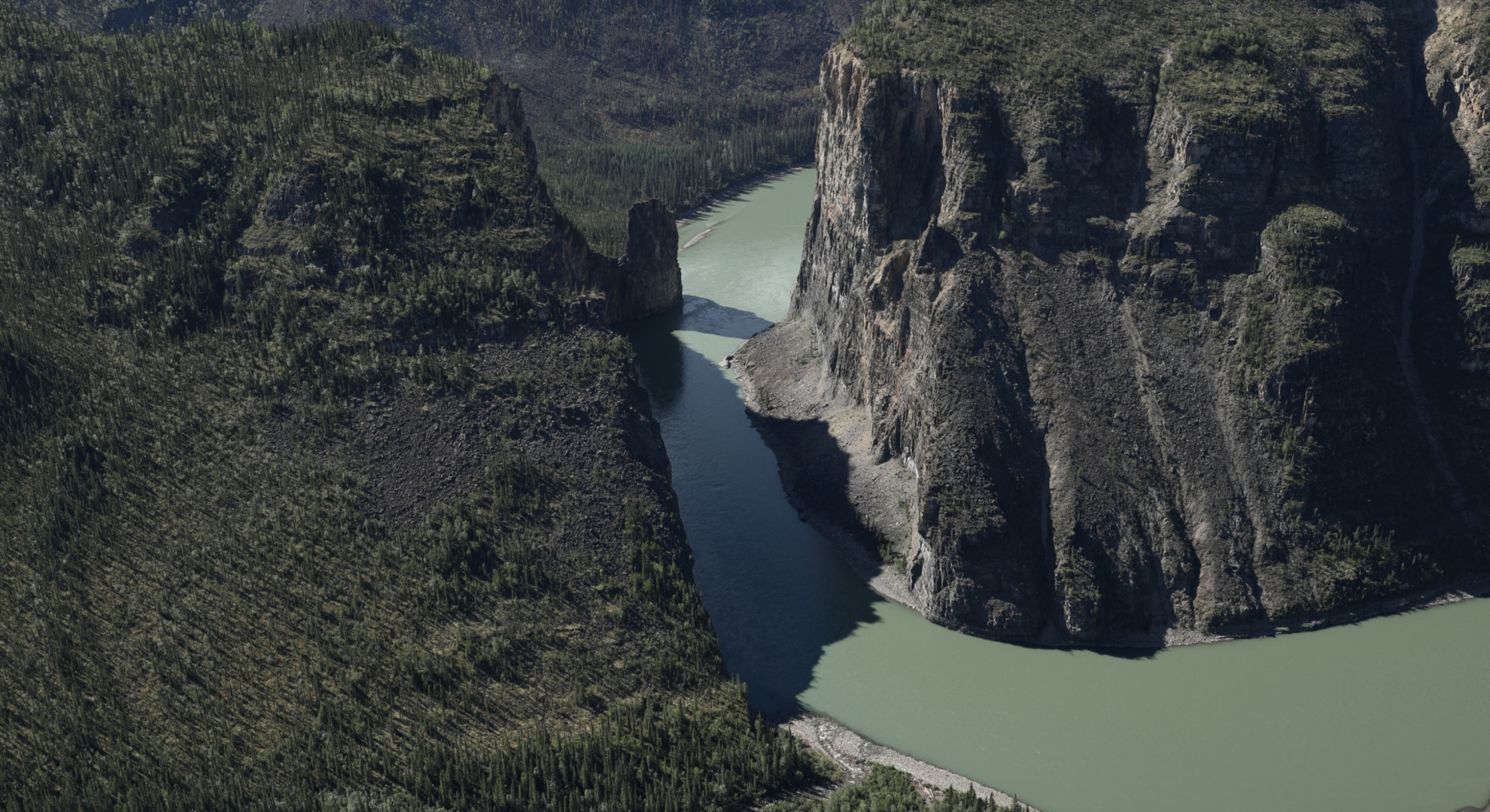世界遺産 カナダの ナハニ国立公園 石灰岩の大地が 長い時をかけ川に侵食されました 立ちはだかる高さ400mを超える絶壁 極北のグランドキャニオン と称されます T Co Ebwbnlr8ro Twitter