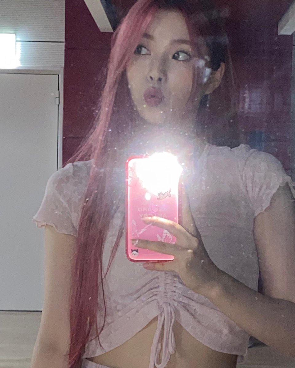 daymixx_'s tweet photo. The #𝙱𝙿anther·𐀔·𝚁eturn ha llegado a mi corazón and my #𝐾illerー𝙿anthers me tienen loquísima porque no dejo de pensar que #𝚃his·愛·𝙳angerous, so let's #𝐾ill这个·𝑙ove pero no para mi noviecita hermosa preciosa.

꒰ 🍒 ꒱⠀—⠀𝑐herry 𝕘um! #𝚁iri. https://t.co/PwWp02EFEW