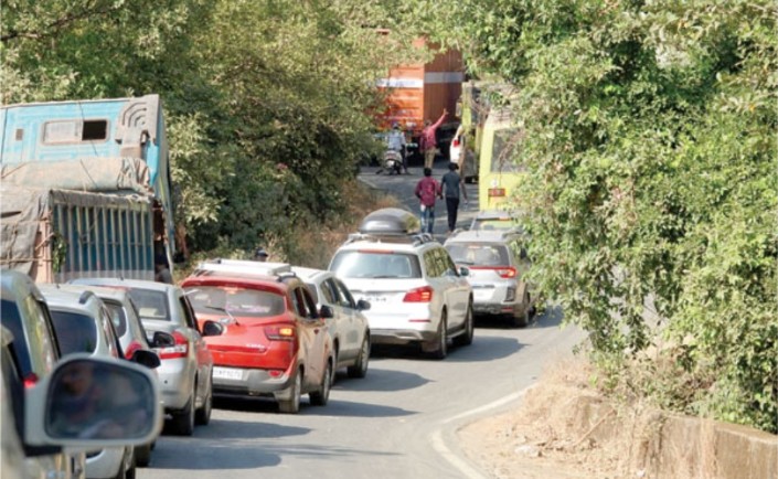 ट्रक पलटी झाल्याने चोर्ला घाट बंद! Truck overturned at chorla ghat, 10 km away from anjuna dam. Road blocked. Commuters plying to belgaum are advised to take anmod ghat road.