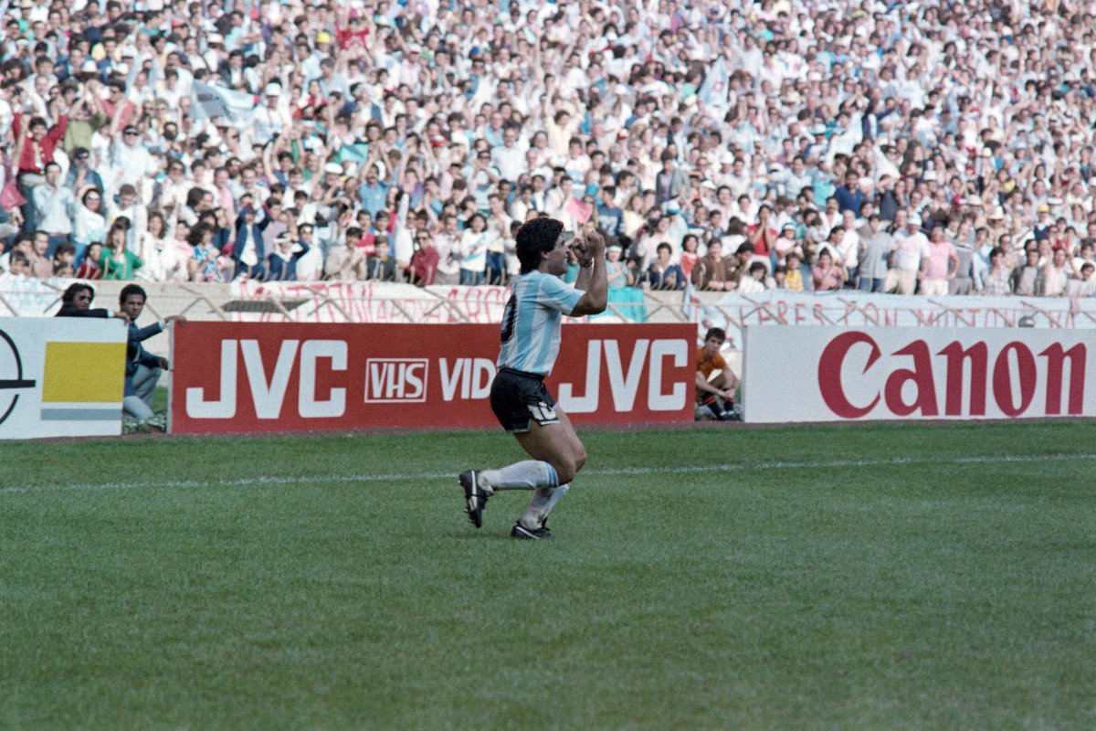 "¿Cuánto pagarías por ser anónimo? 

No pagaría nada y no me gustaría ser anónimo. Yo quiero ser Diego Armando Maradona. Le agradezco a la gente, porque en los momentos más jodidos el único que estuvo conmigo era el canillita, el abuelo... Eso es impagable."
