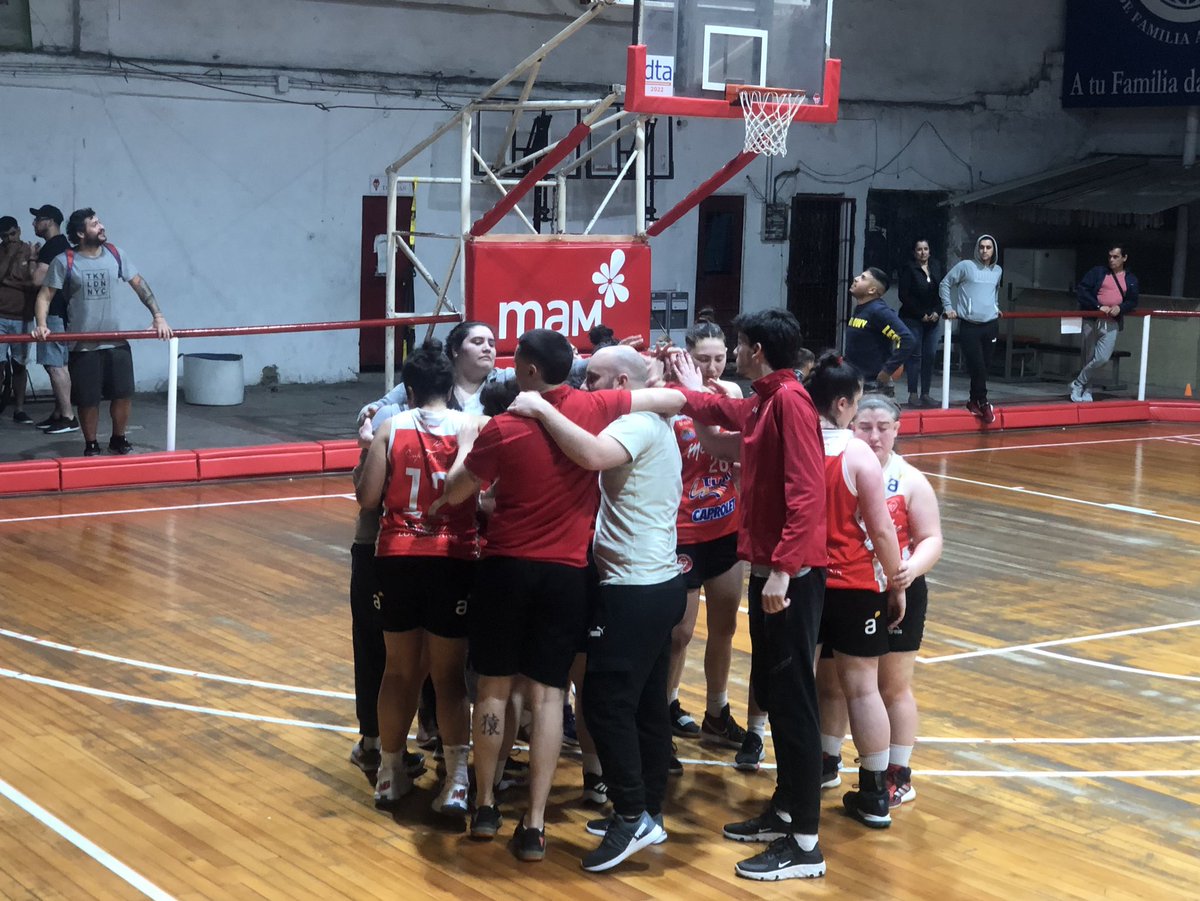 alvin_MdeO's tweet photo. Tras Yale y Lagomar, @montevideobbc era el que mejor llegaba de la primera fase.
Le costó arrancar en la copa, pero importa cómo termina 😉
Con Aguilera, Cardone y Mier en su mejor momento, un banco interesante y fundamento, @MBBC_Femenino hizo mérito para jugar playoff.
Salú! https://t.co/uv0gavRqMm