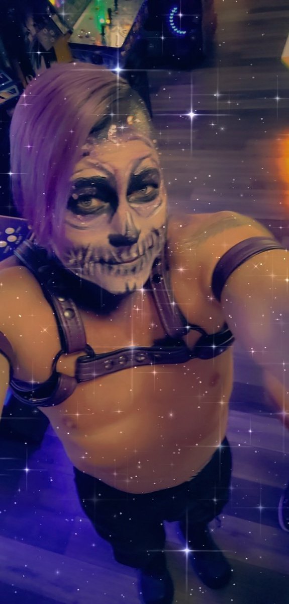 Jamie9029's tweet photo. Halloween bitches! https://t.co/VHCaoctoBh