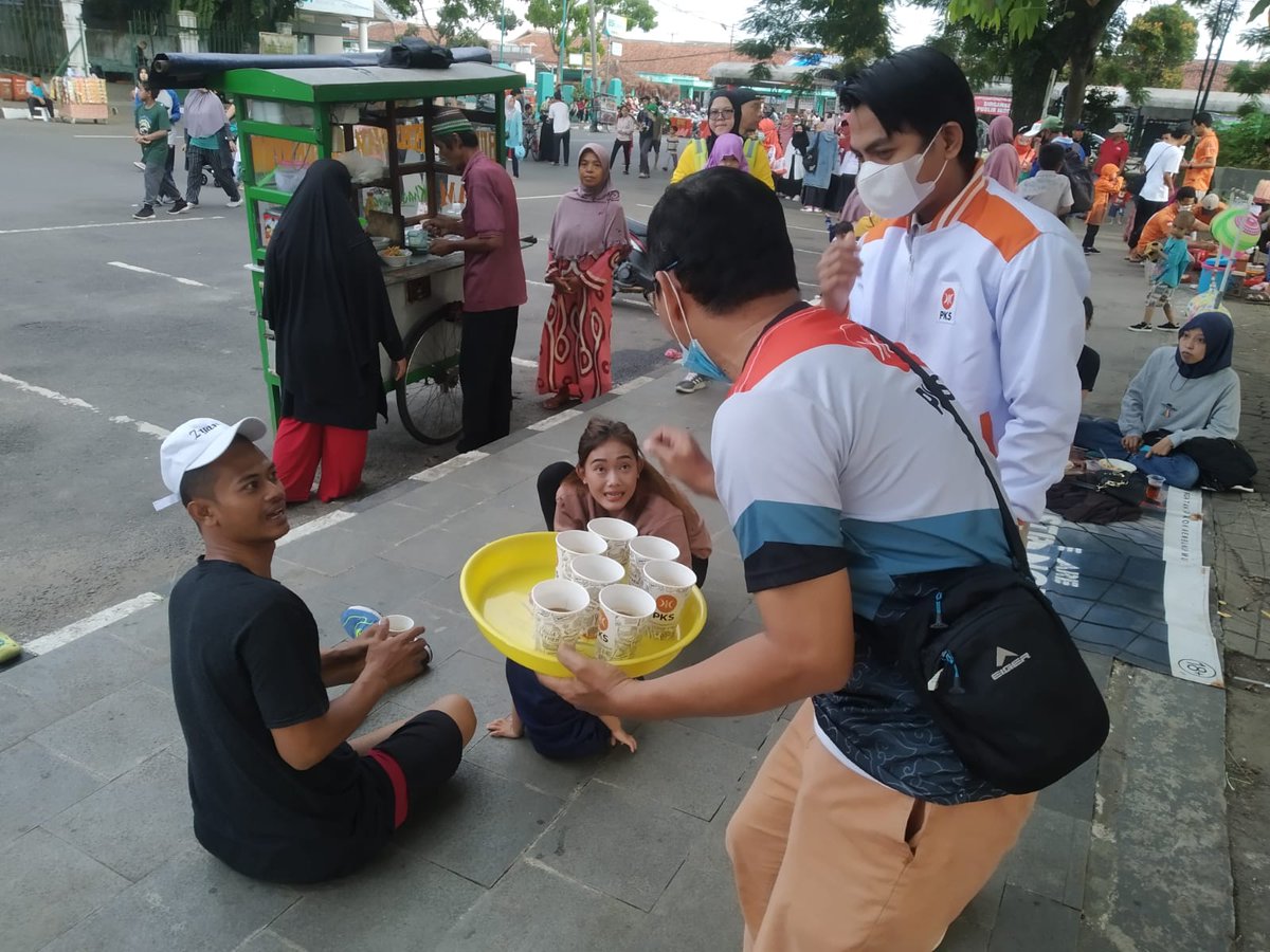 gugun3b's tweet photo. Kegiatan #PKSMenyapa

Pengurus dan kader Lebak PKS Menyapa  di car free day Rangkasbitung. Bersilaturahim dan ngobrol bareng pengunjung alun-alun Rangkasbitung

Tak hanya menyapa, PKS juga menyediakan kopi gratis, camilan gratis bahkan souvernir gratis. https://t.co/QhqZuS5tS9
