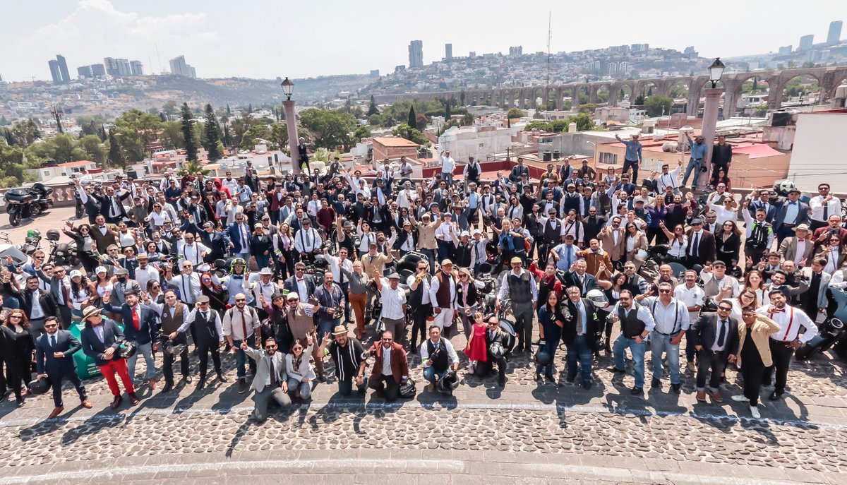 The distinguished Mexican wave from over 200 gentlefolk in Querétaro. 🌎 Querétaro, Mexico 📸 Gregorio Arteaga