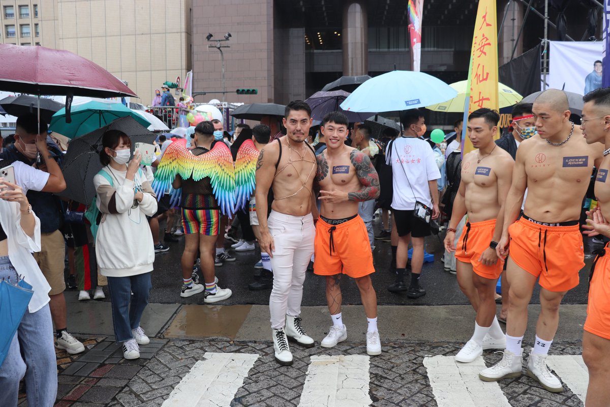 Did you have a good time at Taipei Pride🌈🇹🇼? Share your photos!😍🌈📷 Despite the rain the great models did not stop smiling and the mood was so engaging!😄🥳⭐️ #gaymuscle #muscles #pecs #fitguys #tonedbody #taipeipride #taiwan #LGBT #guymodels #fituys