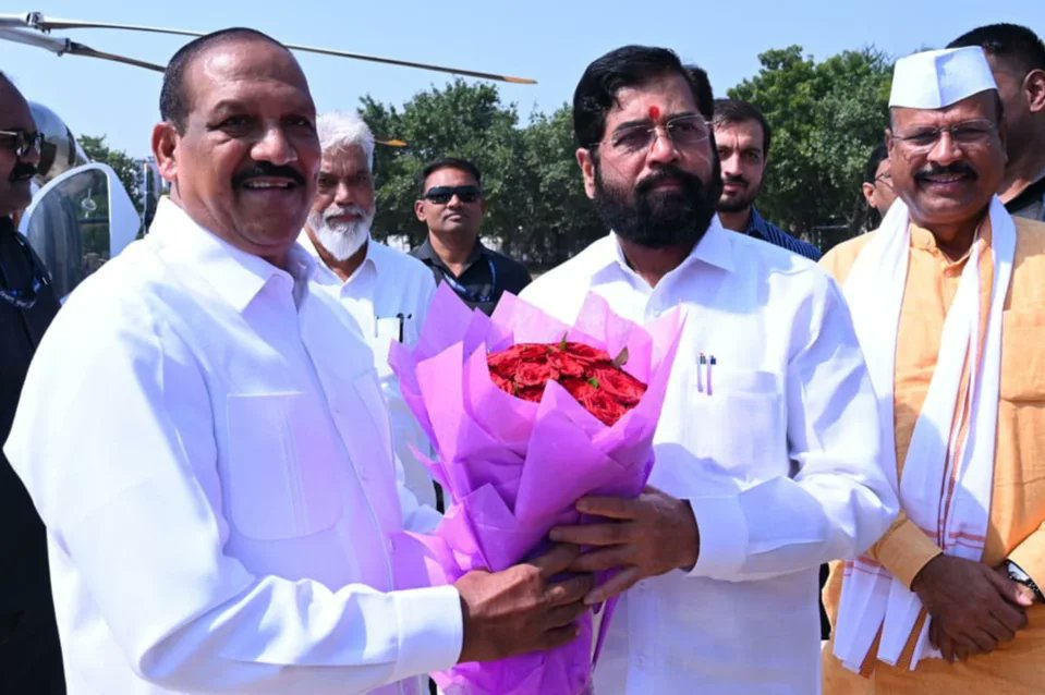 DrVijayKGavit's tweet photo. राज्याचे मुख्यमंत्री @mieknathshinde जी यांचे नंदनगरीत स्वागत ...

नंदुरबार येथे महाराष्ट्र राज्याचे मुख्यमंत्री एकनाथरावजी शिंदे दौऱ्यानिमित्त आले असता त्यांनी नंदुरबार येथील पालकमंत्री तथा राज्याचे आदिवासी विकास मंत्री डॉ विजयकुमार गावित यांच्या निवासस्थानी त्यांनी भेट दिली https://t.co/NgfkFe1fec