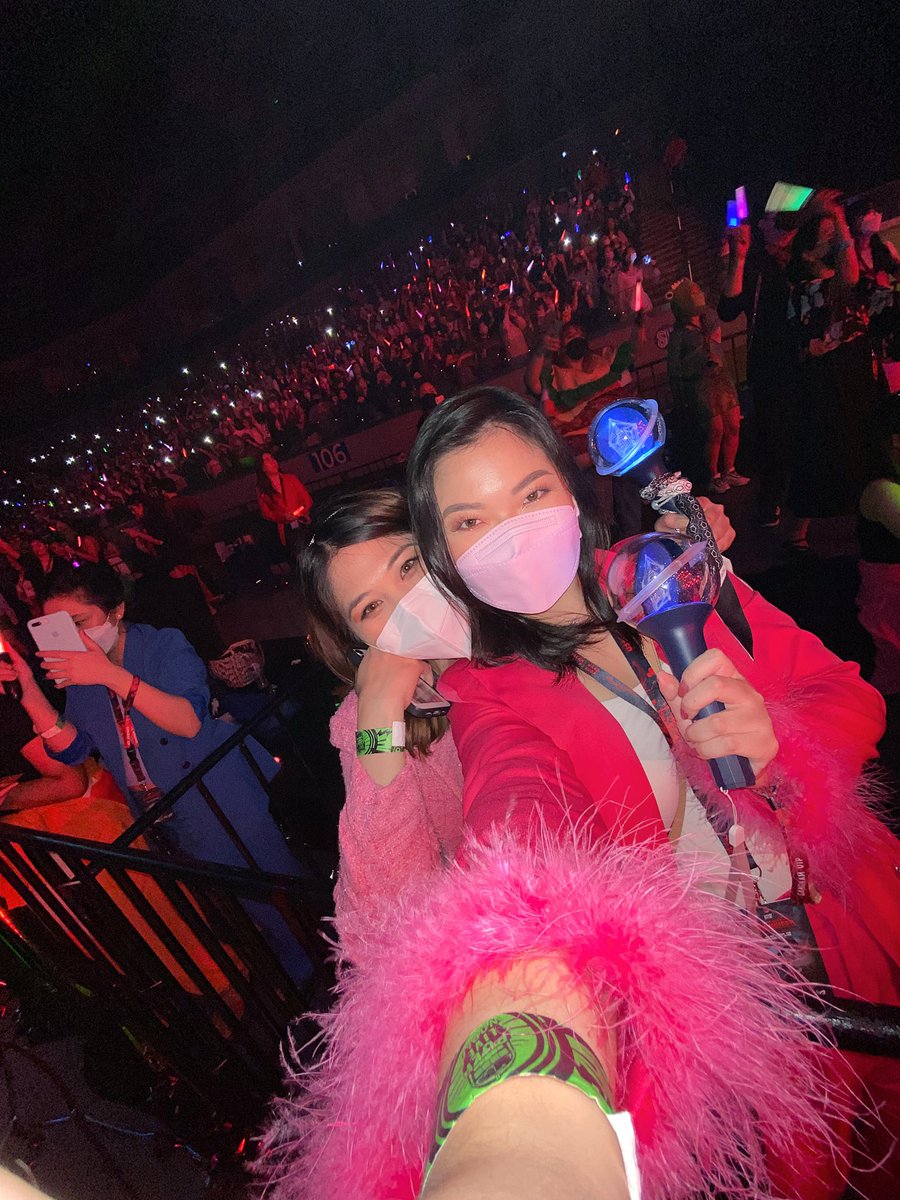 _dyngienim's tweet photo. So happy to be a Universe 💙💙💙 will treasure this experience forever!! 🥹 #HALLYUWEENPH2022 https://t.co/Q7WLv4TyFl