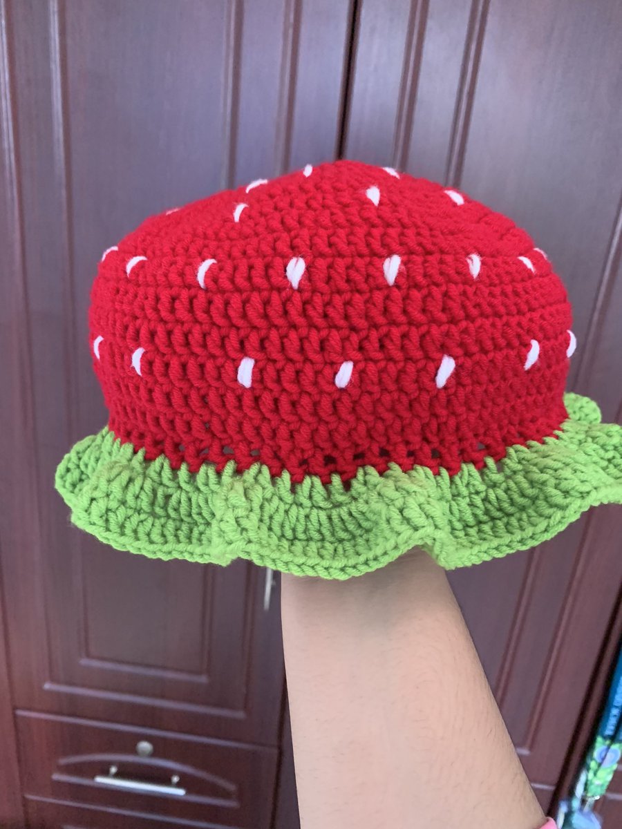 strawbrieart's tweet photo. it looks like a strawberry when its folded upside down :> https://t.co/SwZHkNy56l