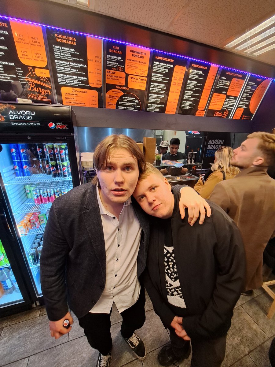 king geitin <a href="/manisnaer/">máni snær</a> og jón bjarni twitterstrákurinn <a href="/jonbjarni14/">Jón Bjarni</a> collab á ak