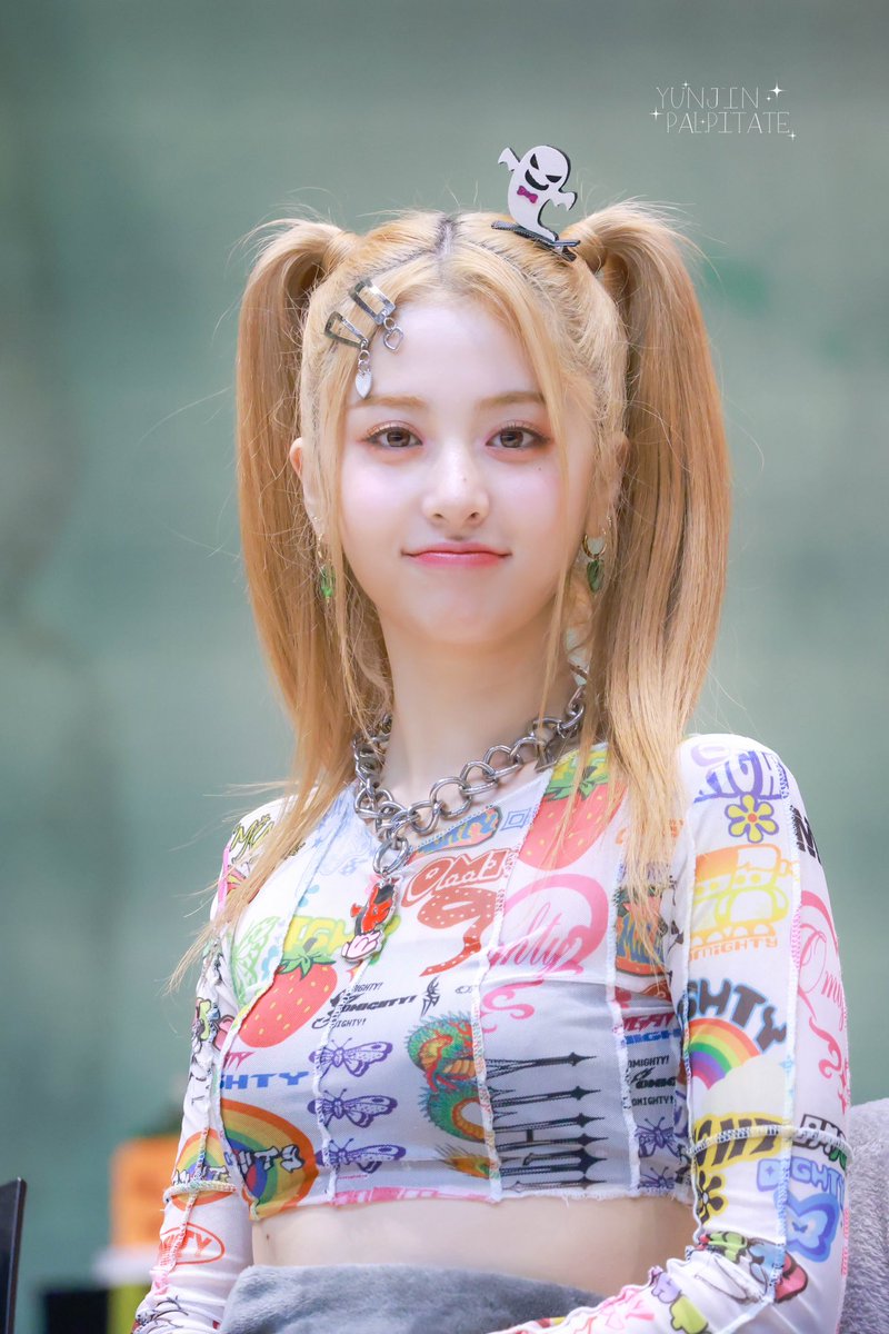 221028 MP 

#허윤진 #윤진 #ユンジン #yunjin #HuhYunjin