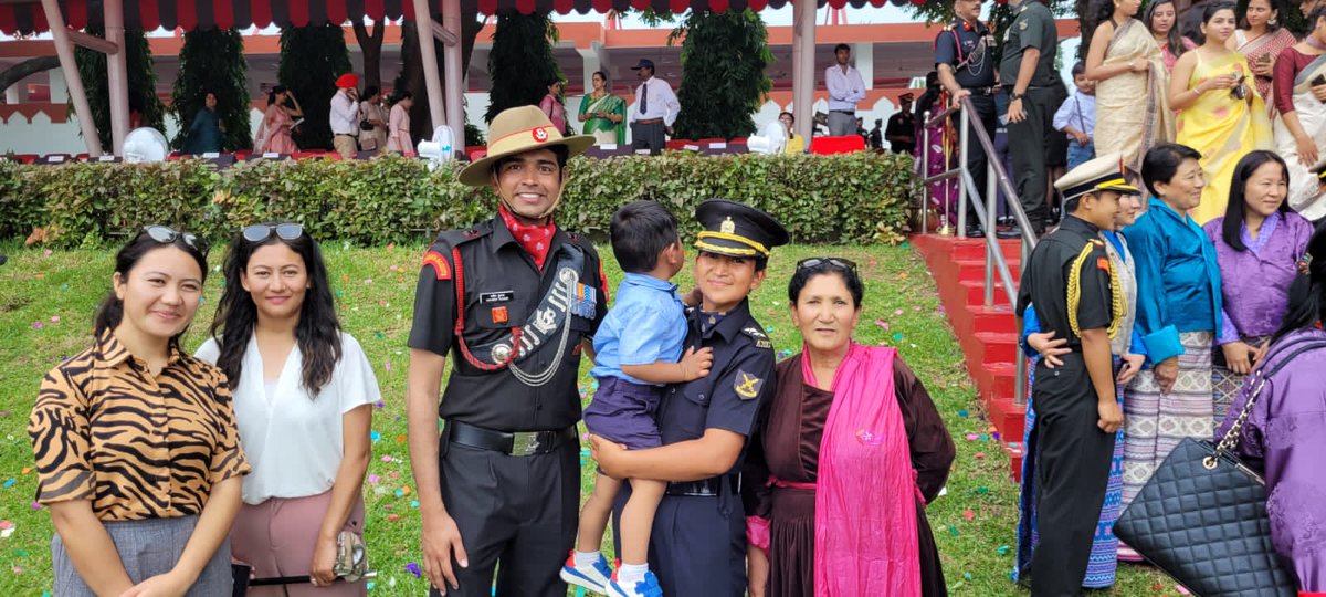 artrac_ia's tweet photo. #VeerNari
India’s Pride 
Lt Rigzin Chorol who lost her husband Rfn Rigzin Kendal of 3 Ladakh Scouts with her son and proud family members during the Passing Out Parade of SSC W28 Course in OTA Chennai after a gruelling 11 months training.

@adgpi https://t.co/hQ7en8PqZS
