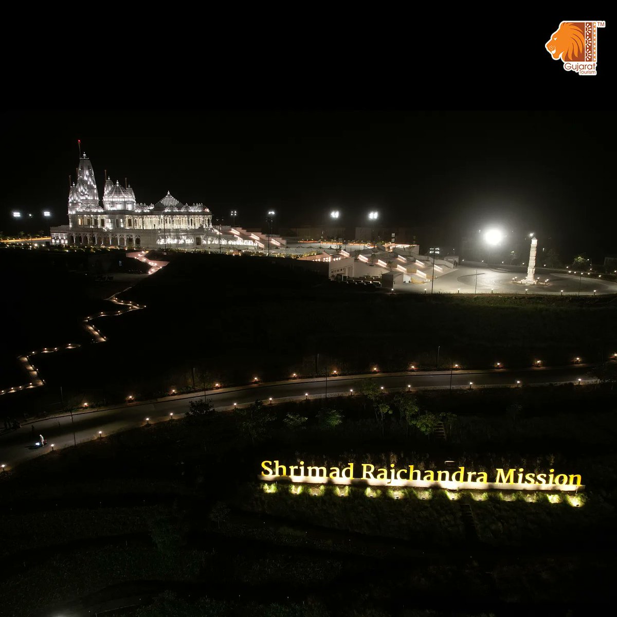 GujaratTourism's tweet photo. At #ShriDharampur Tirth, experience #spirituality come alive. Nestled in the lap of nature, the majestic 108-pillared ‘Mahavir Prasad’ stands atop the highest point of Shrimad Rajchandra Ashram, in the town of Dharampur in #Gujarat. 

Plan your visit at: https://t.co/0KGQDYpcNi https://t.co/KAOXJBTF9k