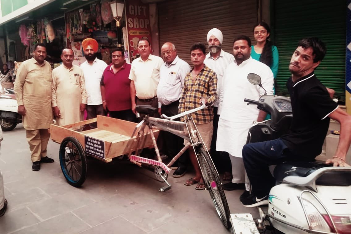 aarshsachar's tweet photo. Project #40
Another Cycle cart was given to a needy person so that he could begin his own employment.
#reridistricution #helptoneedy #hotelshahihaveli #rotaryclubfaridkot #rotaryinternational #rotarydistrict3090 https://t.co/2NWwZf6Ykd