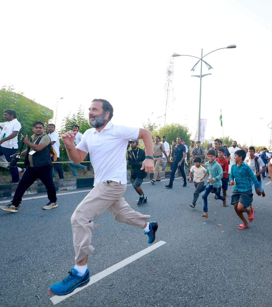 CrystalRobo1's tweet photo. 53வது நாள் | 1350+ கிமீ | ஆற்றல் நிலை 🔥
#BharatJodoYatra https://t.co/dXGRVYMzQY