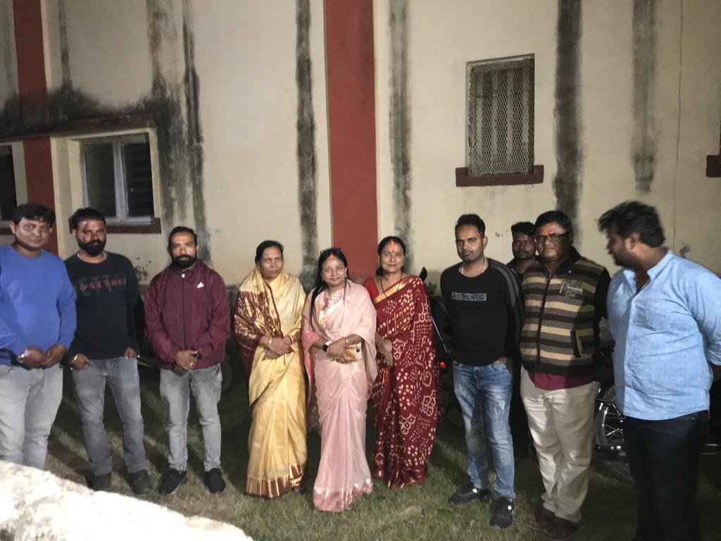 ManishBalmiki8's tweet photo. महापर्व छठ के खरना का प्रसाद ग्रहण करने स्वर्गी बासुकी सिंह जी के आवास पर पहुंची भाजपा की नेत्री सुनीता देवदूत सोरेन जी के साथ https://t.co/0YLE4I8Sjy