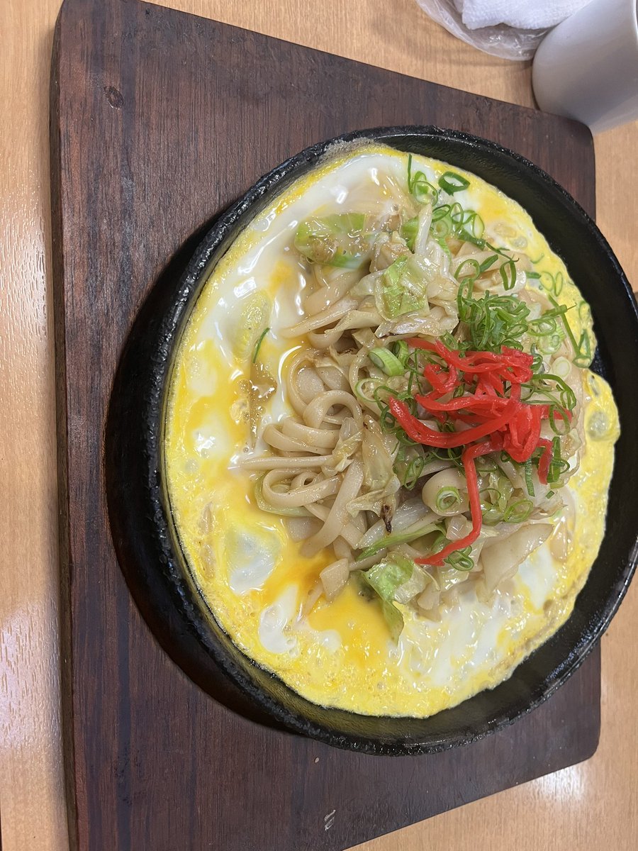 narikunFP's tweet photo. スズキさんに負けたので���泣きながら焼きうどん食べてます https://t.co/njZxbUEJck