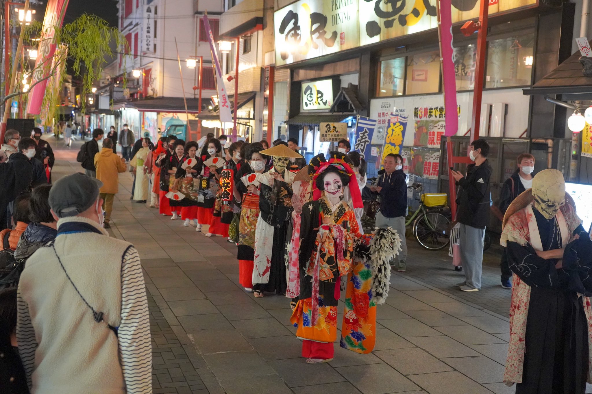 せっきぃ 浅草六区ブロードウェイ界隈で花魁道中 百鬼夜行 阿波踊りからなる 妖怪ハロウィン22 が開催され ユニクロ前の野外と浅草横丁店内で大規模な妖怪ジャックが繰り広げられました 浅草横丁 妖怪halloween 百鬼夜行 友光彩子 T Co