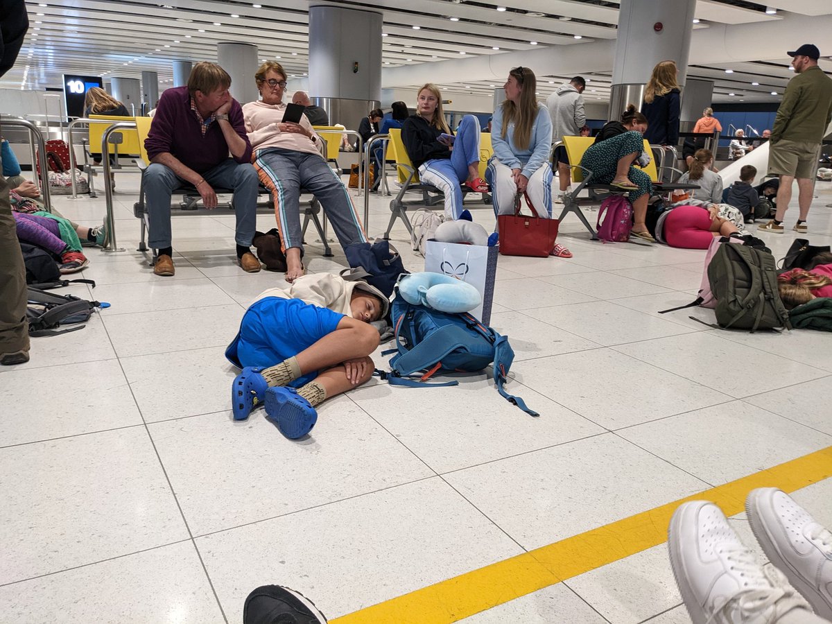 beeorber's tweet photo. 2.5 hours wait to collect baggage @manairport. Toilets filthy. Not good https://t.co/rItXSeuZaa
