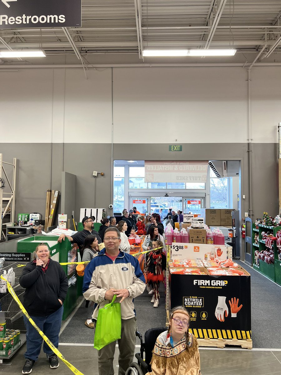 popcap20's tweet photo. Another successful trunk or treat!!!! So much fun:) #unstoppable4422 #DrivingD53 #PacNorthProud @lisaharryhd https://t.co/rKbhrOg3f8