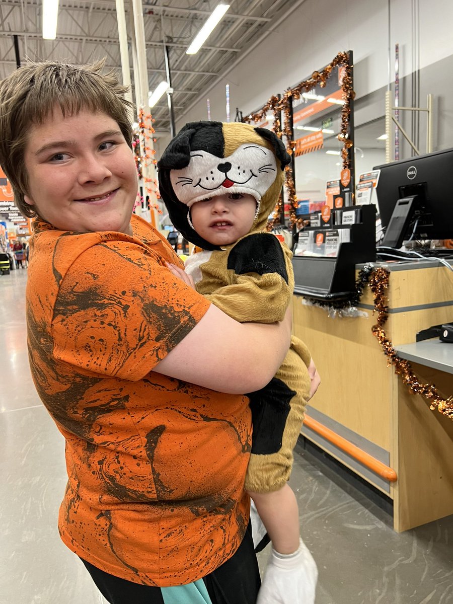 popcap20's tweet photo. Another successful trunk or treat!!!! So much fun:) #unstoppable4422 #DrivingD53 #PacNorthProud @lisaharryhd https://t.co/rKbhrOg3f8