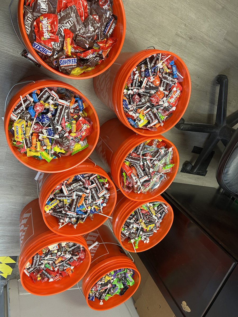 popcap20's tweet photo. Another successful trunk or treat!!!! So much fun:) #unstoppable4422 #DrivingD53 #PacNorthProud @lisaharryhd https://t.co/rKbhrOg3f8