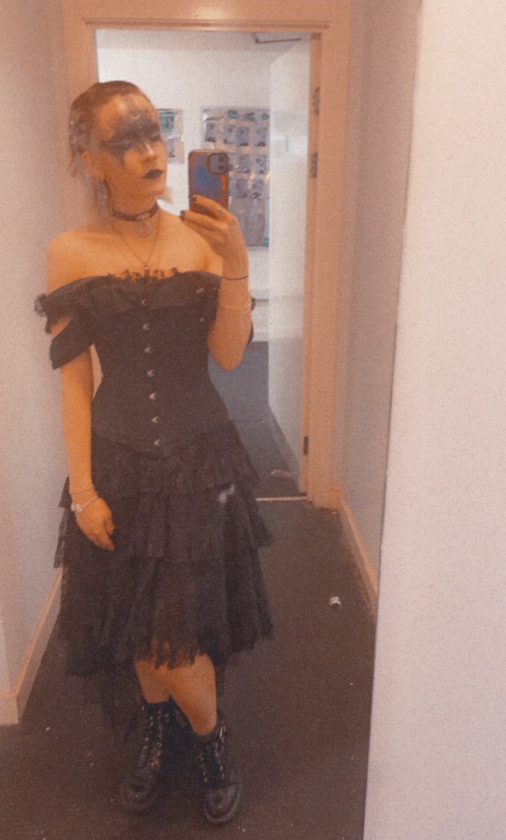 jenasaurusrex94's tweet photo. Night 2 if the Halloween weekend.
Went with witchy vibes. https://t.co/6hNAT87dcs