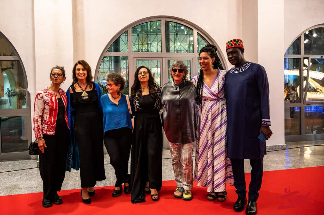 3LadiesPirates's tweet photo. Tout droit du @JCC_Tunisie , les baobabs de morondava ornent la veste de la Présidente du jury des longs et courts métrages documentaires.
#madeinmadagascar #RedCarpet https://t.co/piums4YdWW
