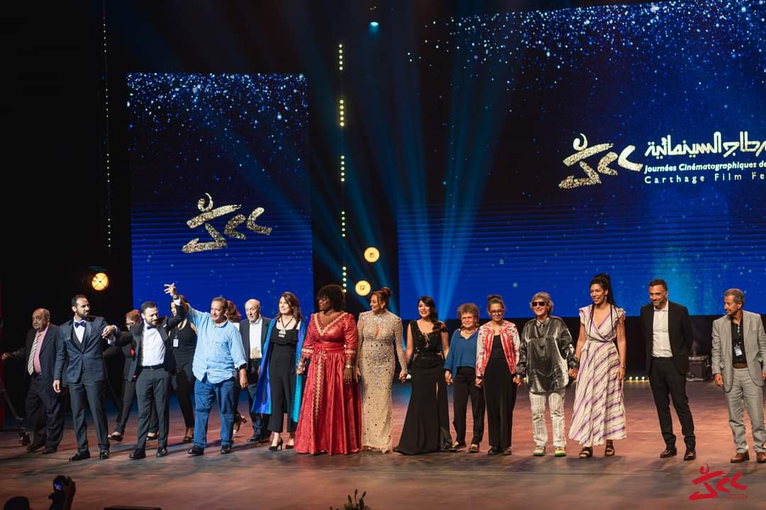 3LadiesPirates's tweet photo. Tout droit du @JCC_Tunisie , les baobabs de morondava ornent la veste de la Présidente du jury des longs et courts métrages documentaires.
#madeinmadagascar #RedCarpet https://t.co/piums4YdWW