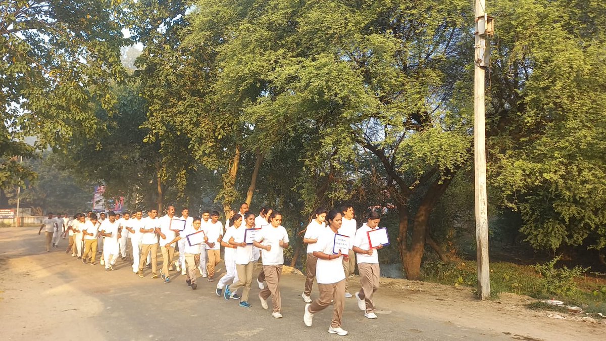 balrampurpolice's tweet photo. #BalrampurPolice
लौह पुरुष सरदार वल्लभ भाई पटेल की जयंती एवं #राष्ट्रीय_एकता_दिवस के अवसर पर #COLaliya द्वारा थाना ललिया क्षेत्र में आयोजित ‘रन फॉर यूनिटी’ रैली में प्रतिभाग किया गया।
#RunForUnityUP https://t.co/ILWK448LR2