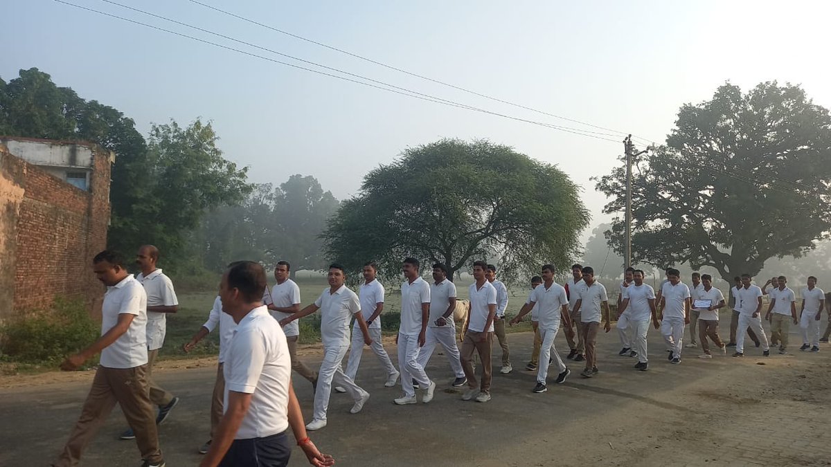 balrampurpolice's tweet photo. #BalrampurPolice
लौह पुरुष सरदार वल्लभ भाई पटेल की जयंती एवं #राष्ट्रीय_एकता_दिवस के अवसर पर #COLaliya द्वारा थाना ललिया क्षेत्र में आयोजित ‘रन फॉर यूनिटी’ रैली में प्रतिभाग किया गया।
#RunForUnityUP https://t.co/ILWK448LR2