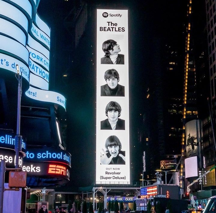 The Beatles na Time Square .

#DomingoDeHalloweenSDV 
#TheBeatlesRevolver