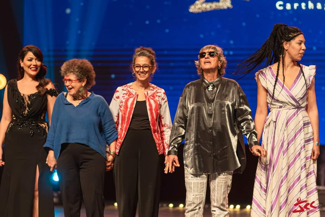 3LadiesPirates's tweet photo. Tout droit du @JCC_Tunisie , les baobabs de morondava ornent la veste de la Présidente du jury des longs et courts métrages documentaires.
#madeinmadagascar #RedCarpet https://t.co/piums4YdWW