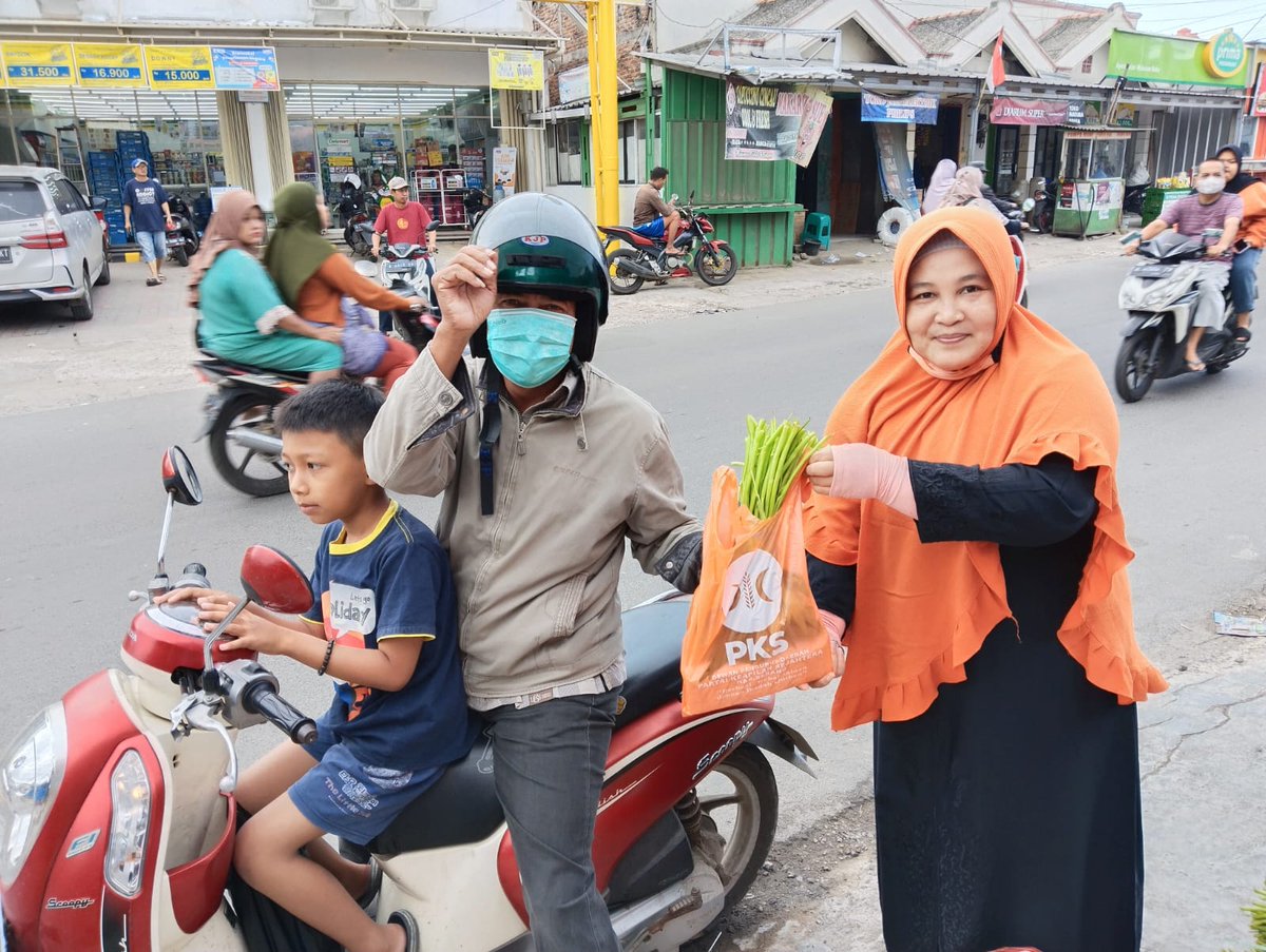 lietsrich's tweet photo. DPC  Anyer bagi - bagi sayur dan tempe gratis. #PKSMenyapa https://t.co/L5wp2XDqtx