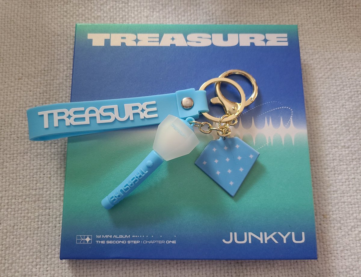 AngelaKoch76's tweet photo. I vote #treasure     💙    for Worldwide Fan's Choice Top 10 #MAMAVOTE2022 https://t.co/P5gtAPw4ak